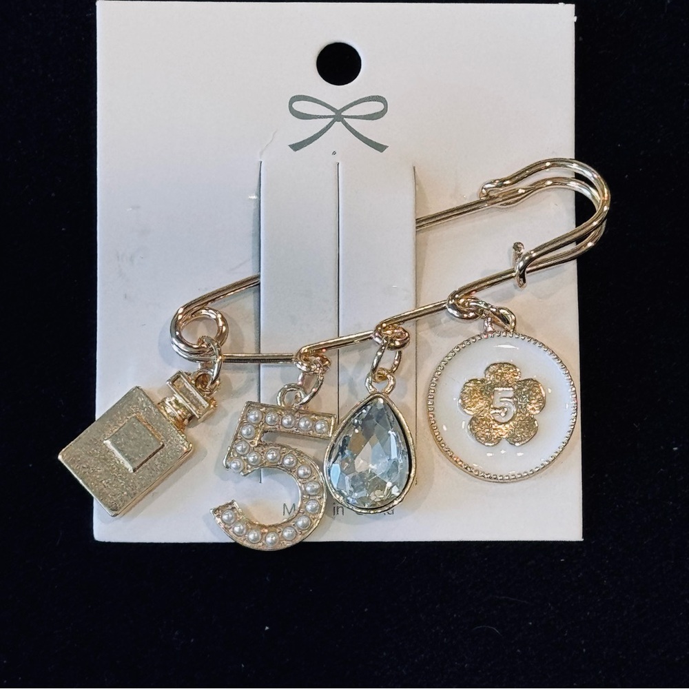 ✨ Chic Gold-Tone Safety Pin Brooch with Pearl Charms ✨ NWT White
